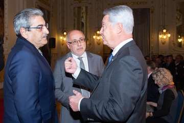 Morales recoge la Medalla de Oro de la Cámara por el servicio del Cabildo a la economía de la Isla (Foto TA)